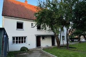 Charmante Doppelhaushälfte mit Balkon, EBK und Garten in Stuttgart Plieningen