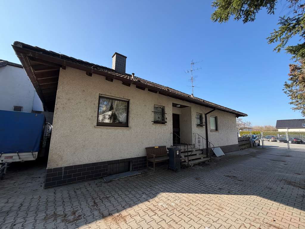 Immobilie in Bickenbach - Wohnen und Arbeiten in Bickenbach - Bungalow mit Gewerbehalle - Bild 3