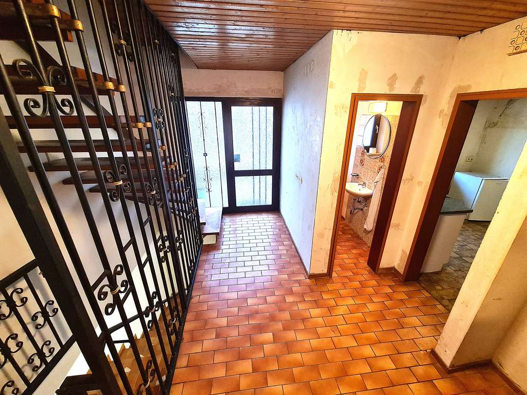 Immobilie in Remchingen - FREISTEHENDES FAMILIENHAUS IN SACKGASSENLAGE MIT 4 SCHLAFZIMMERN, 2 BÄDERN UND GARAGE - Bild 4