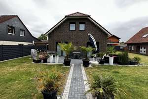 NEUBAU! Reiheneckhaus mit EBK und großem Garten direkt am Naturschutzgebiet! Carport! – Brückenweg 23, 38268 Lengede – Vorschaubild 1
