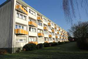 Tolle 3-Zimmerwohnung in grüner Umgebung mit Vinylboden und Balkon... – Gleiwitzer Str. 13, 47239 Duisburg – Vorschaubild 1
