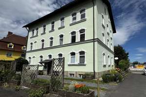 Attraktives Mehrfamilienhaus mit 11 Apartments und Top-Lage direkt am sanierten Bahnhof – Die vollständige Adresse der Immobilie erhältst du vom Anbieter., 95676 Wiesau – Vorschaubild 1