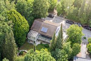 Ein besonderes Zuhause im Grünen: Großzügiges Zweifamilienhaus mit Platz für Generationen – Die vollständige Adresse der Immobilie erhältst du vom Anbieter., 81927 Englschalking, München – Vorschaubild 2