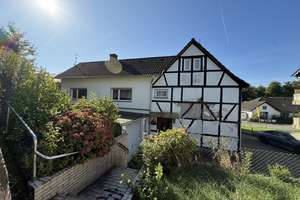 *** BIETERVERFAHREN: Einfamilienhaus mit Scheune und viel Potenzial zur Sanierung ***