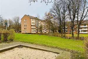 Vermietete 2-Zimmer-Wohnung mit EBK, Balkon, Aufzug und Bodenkammer // Kiel-Dietrichsdorf – Braunsberger Weg 10, 24149 Neumühlen-Dietrichsdorf, Kiel – Vorschaubild 3