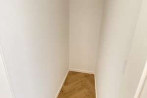 Heller Süd-Balkon direkt zwischen Marktplatz Adlershof und S-Bahn, mit EBK! – Florian-Geyer-Str 111, 12489 Adlershof, Berlin – Vorschaubild 2