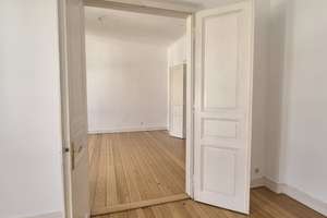 Nähe Adolfsallee - Stilvolle Altbauwohnung mit Balkon