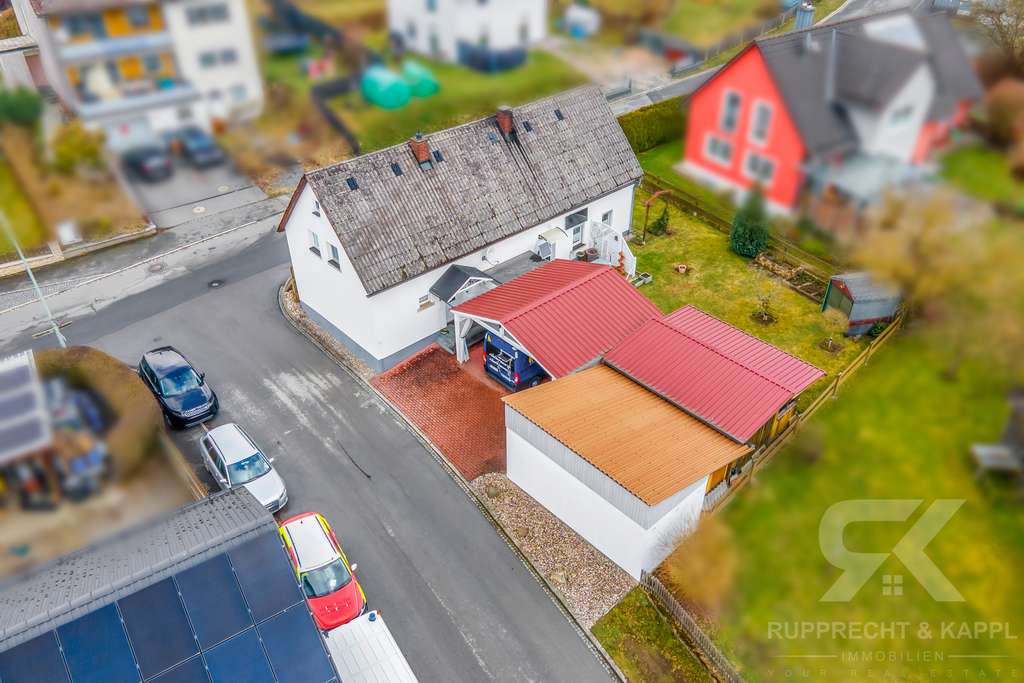 Immobilie in Püchersreuth - Mit Charme und Wohngefühl: Kleines und renoviertes Einfamilienhaus mit Garage und Carport bei NEW - Bild 4