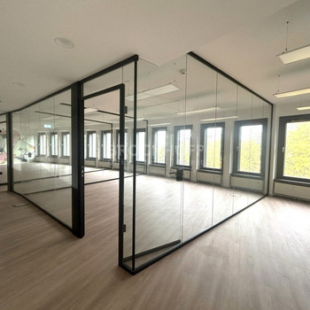 Sehr moderne Bürofläche mit Glasakzenten – zentral, hochwertig und bestens angebunden