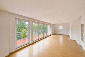 Geräumige, bezugsfreie Wohnung mit Südwest-Terrasse und KFZ-Stellplatz nahe S-Bhf Lichtenrade!