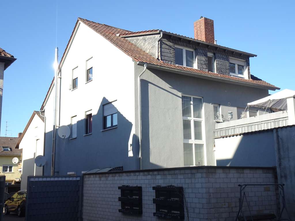 Immobilie in Viernheim - 2 Häuser mit 5 gepflegten modernisierten Wohnungen und Stellplätzen - Bild 0