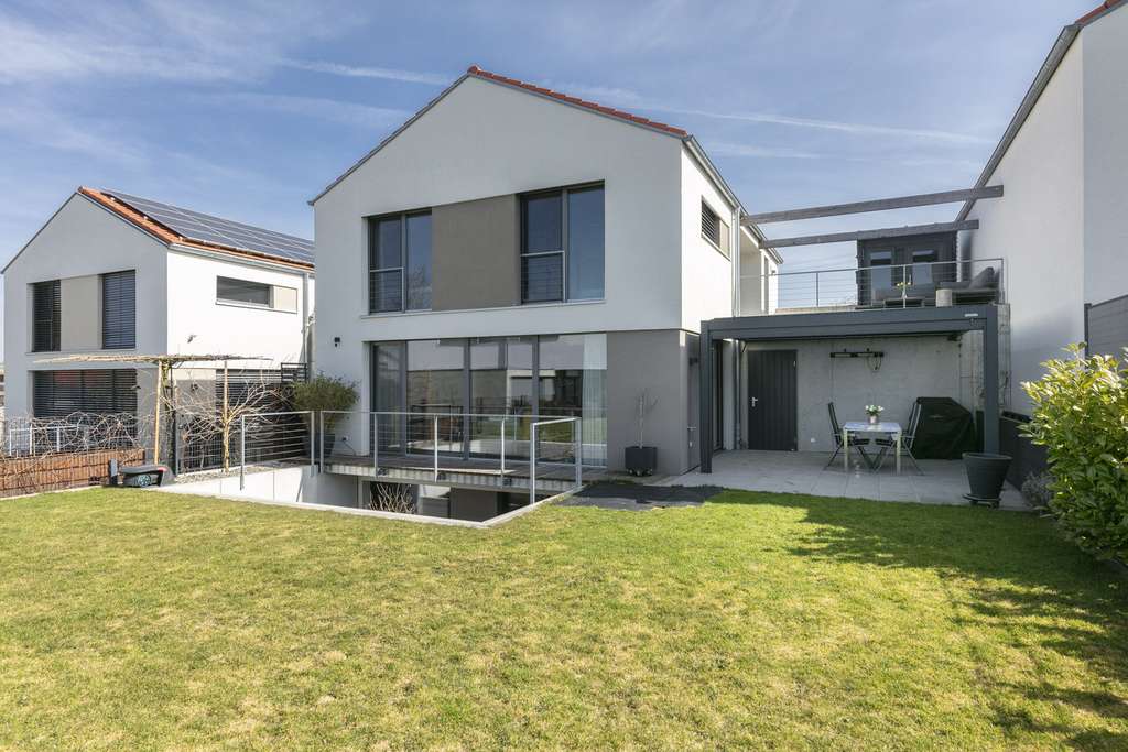 Immobilie in Oberdischingen - Wohnkultur auf höchstem Niveau - exklusives Einfamilienhaus mit Designanspruch - Bild 2