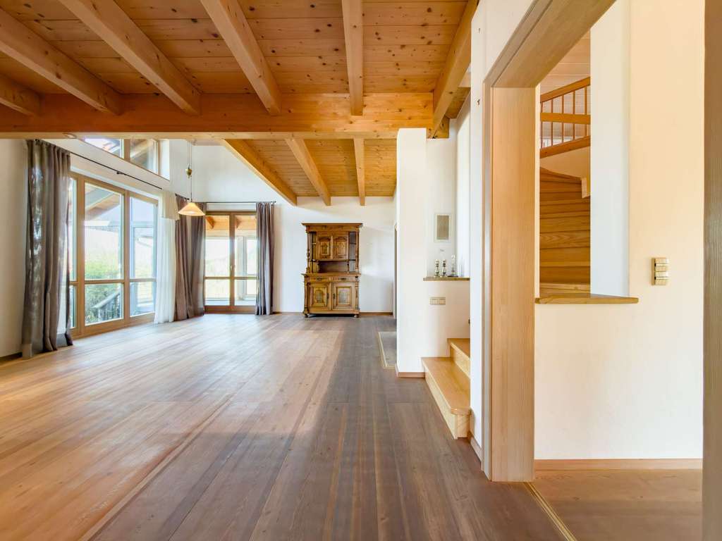 Immobilie in Hutthurm - Holzhaus in Hutthurm - Ökologisch gebaut. Großzügig gedacht. Für Familien gemacht. - Bild 0