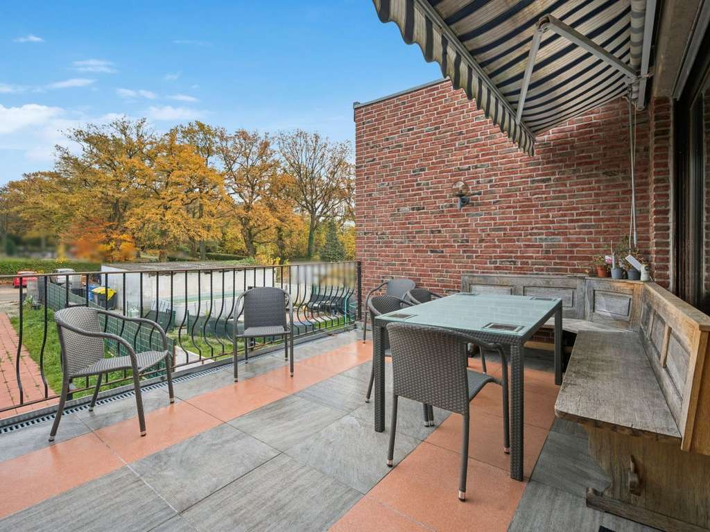 Eschweiler: Großzügiges Zweifamilienhaus mit viel Potenzial in Toplage von Stich