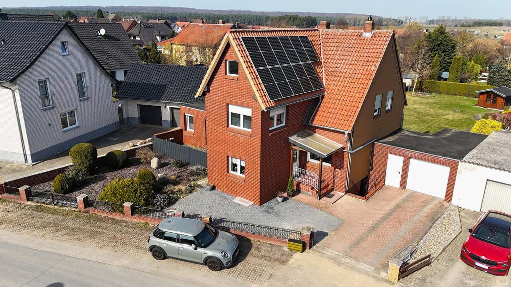 Immobilie in Königslutter am Elm - Gepflegtes Ein- Zweifamilienhaus in Lauingen (Königslutter) zu verkaufen - Bild 0