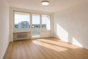Helle, vollständig renovierte 2-Zimmer-Wohnung mit Südbalkon & tollem Blick – Erstbezug n. Sanierung