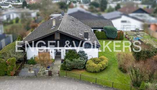 Bild von Beste Lage, viele Möglichkeiten: Zweigeteilter Bungalow im klassischen Stil in der Neutra-Siedlung