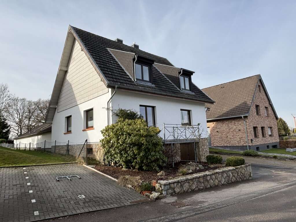 Immobilie in Roetgen - Einfamilienhaus mit 3 vermieteten Wohnungen - Bild 2