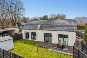 Frisch saniert: Besonderer Bungalow mit über 4 Meter hohen Decken. – Die vollständige Adresse der Immobilie erhältst du vom Anbieter., 24558 Henstedt-Ulzburg – Vorschaubild 2