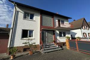 Einziehen oder vermieten · Einfamilienhaus mit Garten, zwei Garagen und sofortigem Ertrag – Die vollständige Adresse der Immobilie erhältst du vom Anbieter., 68642 Bürstadt – Vorschaubild 1