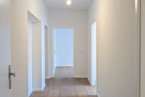 Perfekte Mischung aus ruhigem Innenhof und Blick ins Grüne | Kernsanierte 2,5-Zimmer-Loggia-Wohnung – 40239 Düsseltal, Düsseldorf – Vorschaubild 10