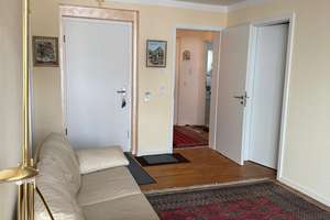 Lichterfüllte 3-Zimmer ETW mit außergewöhnlichem Grundriss und großzügigem Westbalkon im 1.OG! – Hallstätter Str. 12, 81249 Lochhausen, München – Vorschaubild 2