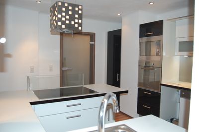 Vier Zimmer in Neustadt: Moderne Wohnung mit Balkon