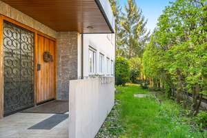 Großzügiges Einfamilienhaus mit Einliegerwohnung, Garten und Entwicklungspotenzial – Die vollständige Adresse der Immobilie erhältst du vom Anbieter., 86179 Haunstetten-Nord, Augsburg – Vorschaubild 2