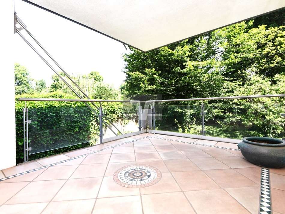 Ruhig gelegener Balkon mit Bli