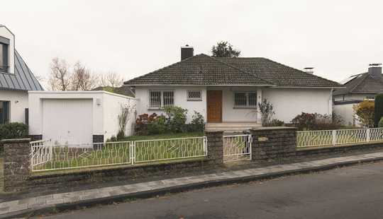 Bild von Einfamilienhaus am Waldrand in gefragter Villengegend