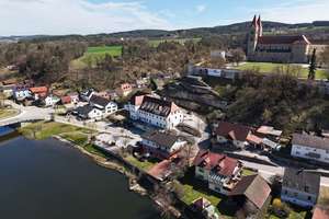 BESICHTIGUNGEN JETZT: Als Invest / Großzügiges Familienhaus am Wasser mit Garten, Sauna und Ausbau – Die vollständige Adresse der Immobilie erhältst du vom Anbieter., 93189 Reichenbach – Vorschaubild 1