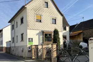 Platz ohne Kompromisse: Großzügiges Wohnhaus mit Scheune und Halle – Ihr Freiraum für Leben und Busi – Die vollständige Adresse der Immobilie erhältst du vom Anbieter., 56566 Neuwied – Vorschaubild 2