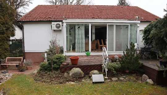 Bild von Traumhaftes Bungalow (AUSBAUPOTENTIAL) mit zwei Garagen in idylischer Lage