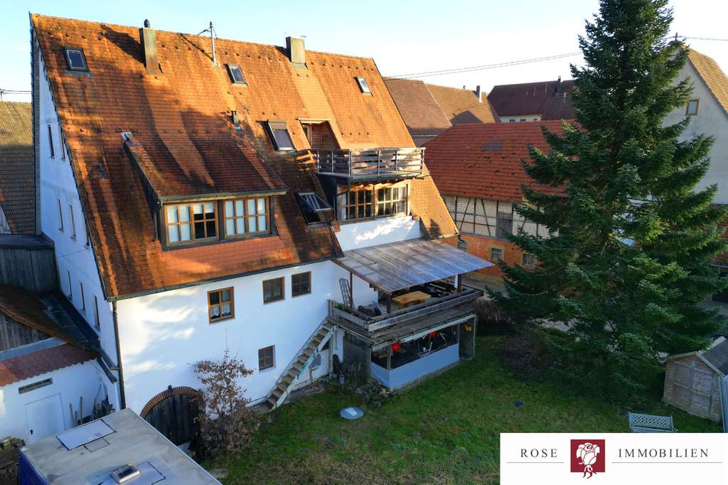 Immobilie in Leutenbach - Helle Dachgeschosswohnung mit ausgebauter Bühne, Stellplatz und wunderschönem Ausblick auf die Felde - Bild 2