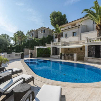 Traditionelle Luxusvilla mit Panoramablick auf das Meer in Paguera