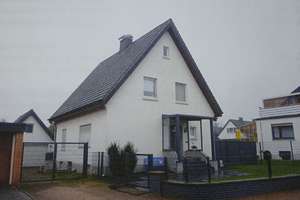 Einfamilienhaus mit Garage in Bünde – Die vollständige Adresse der Immobilie erhältst du vom Anbieter., 32257 Bünde – Vorschaubild 1