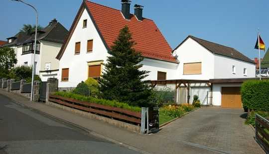 Bild von Einfamilienhaus mit Garage/Schuppen