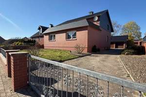 1-2-Familienhaus mit Wohlfühlatmosphäre,Balkon,Doppelgarage uvm. in Emmerstedt – Die vollständige Adresse der Immobilie erhältst du vom Anbieter., 38350 Helmstedt – Vorschaubild 1