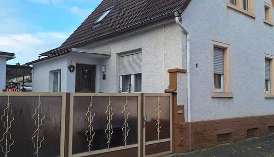 Bild von Freistehendes Einfamilienhaus mit Garage, Nebengebäuden und Garten