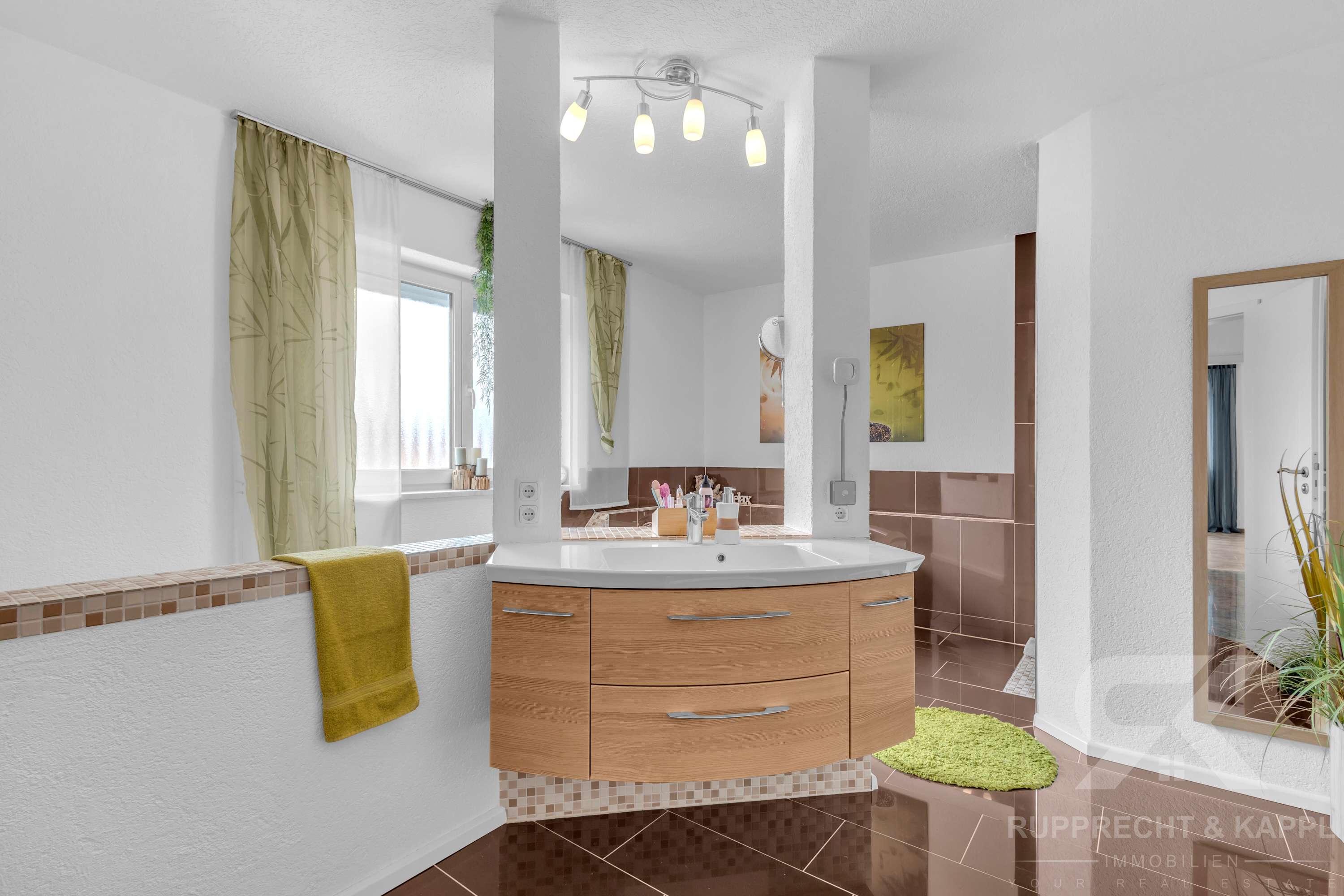 Immobilie in Teublitz - Modernes Einfamilienhaus mit ELW, Doppelgarage, PV-Anlage, viel Nutzfläche und Garten - Bild 12