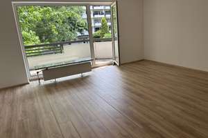 Helle und lichtdurchflutete Wohnung mit Aufzug und großem Sonnenbalkon in zentraler Lage!