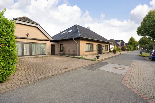 https://pictures.immobilienscout24.de/listings/3d737b36-6334-4ffa-9c2e-9acf990c70ed-1884154214.jpg/ORIG/resize/540x540%3E/format/jpg/quality/80