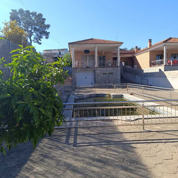 Exklusives Chalet mit privatem Pool 5 Min. von der Stadt entfernt.