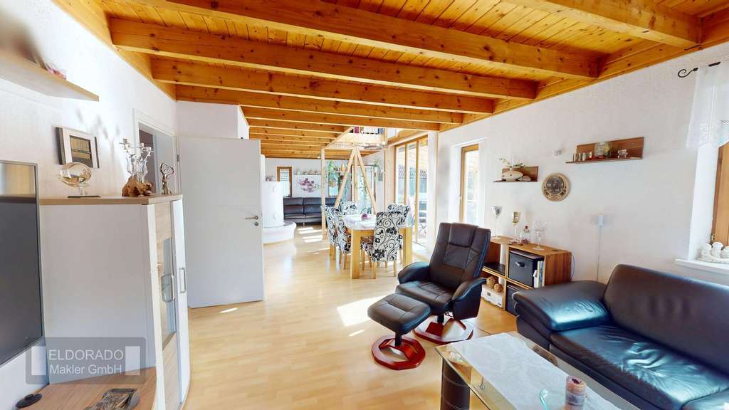 Immobilie in Waldachtal - Stilvolles Wohnhaus mit Galerie, Kamin und großem Garten in naturnaher Lage - Bild 2