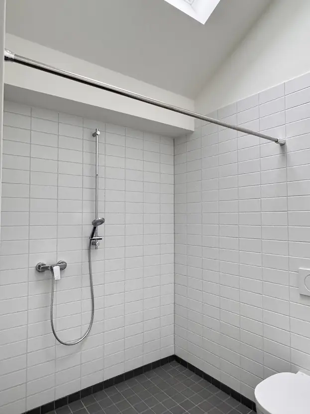 Charmante Dachgeschosswohnung mit Balkon - Photo 2