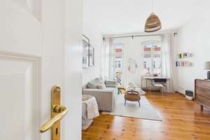 BESICHTIGUNGEN JETZT im Bötzowkiez: 2 tolle Zimmer, Holzparkett, Frühstücks-Balkon & coole Lage