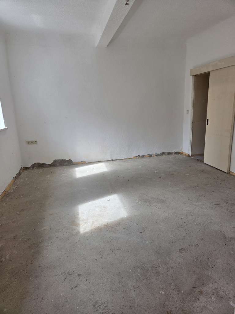 Immobilie in Lützen - renovierungsbedürftiges 2 geschossiges Haus + Dachboden provi-frei zu verkaufen - Bild 1