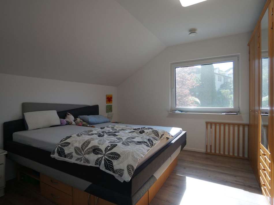 Schlafzimmer mit Laminatboden