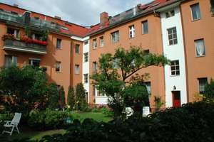 Gepflegte 2-Zimmer-Wohnung mit Einbauküche in einer ordentlichen und grünen Anlage
