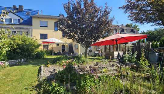 Bild von Energieeffizientes Zweifamilienhaus in Taunusstein-Hahn - Garten, Carport & PV-Anlage